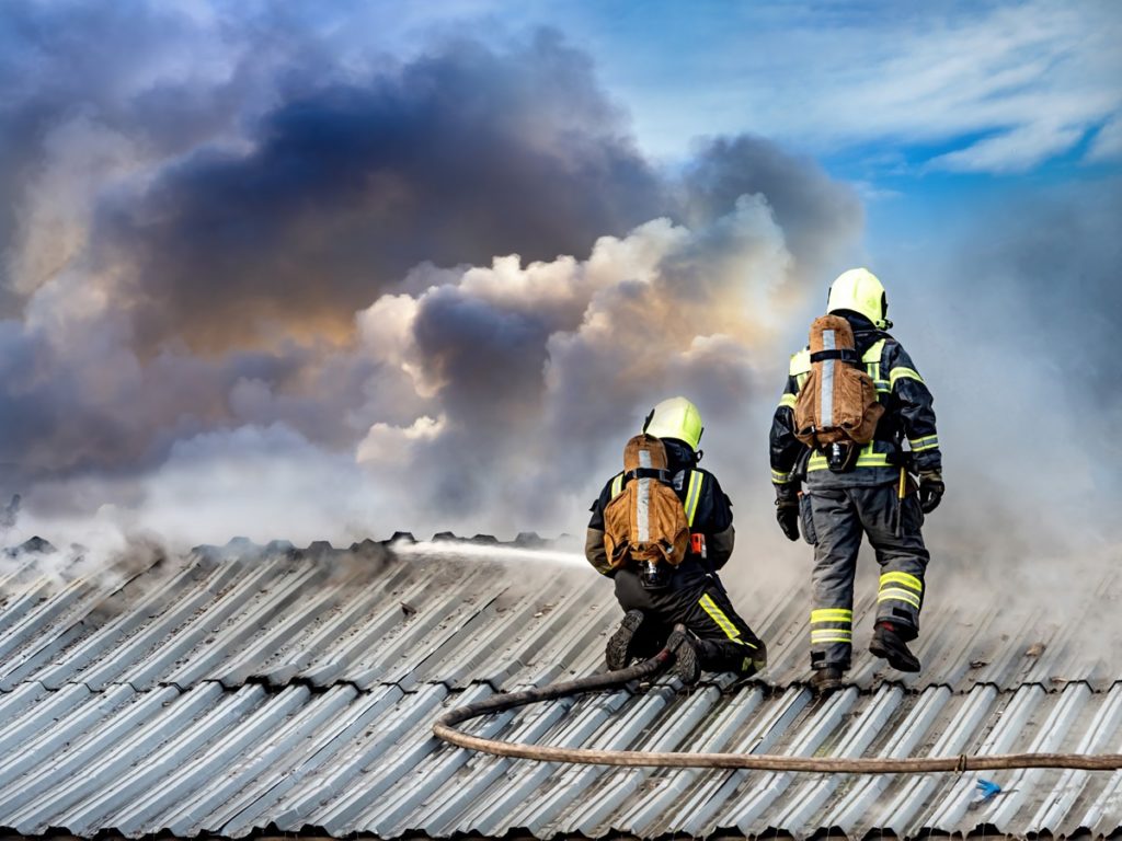 Esplosione fuoco fumo e vigili del fuoco